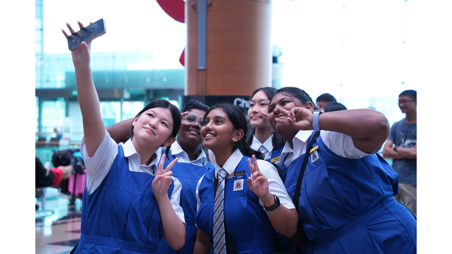 The team of 5 student organisers taking a group selfie