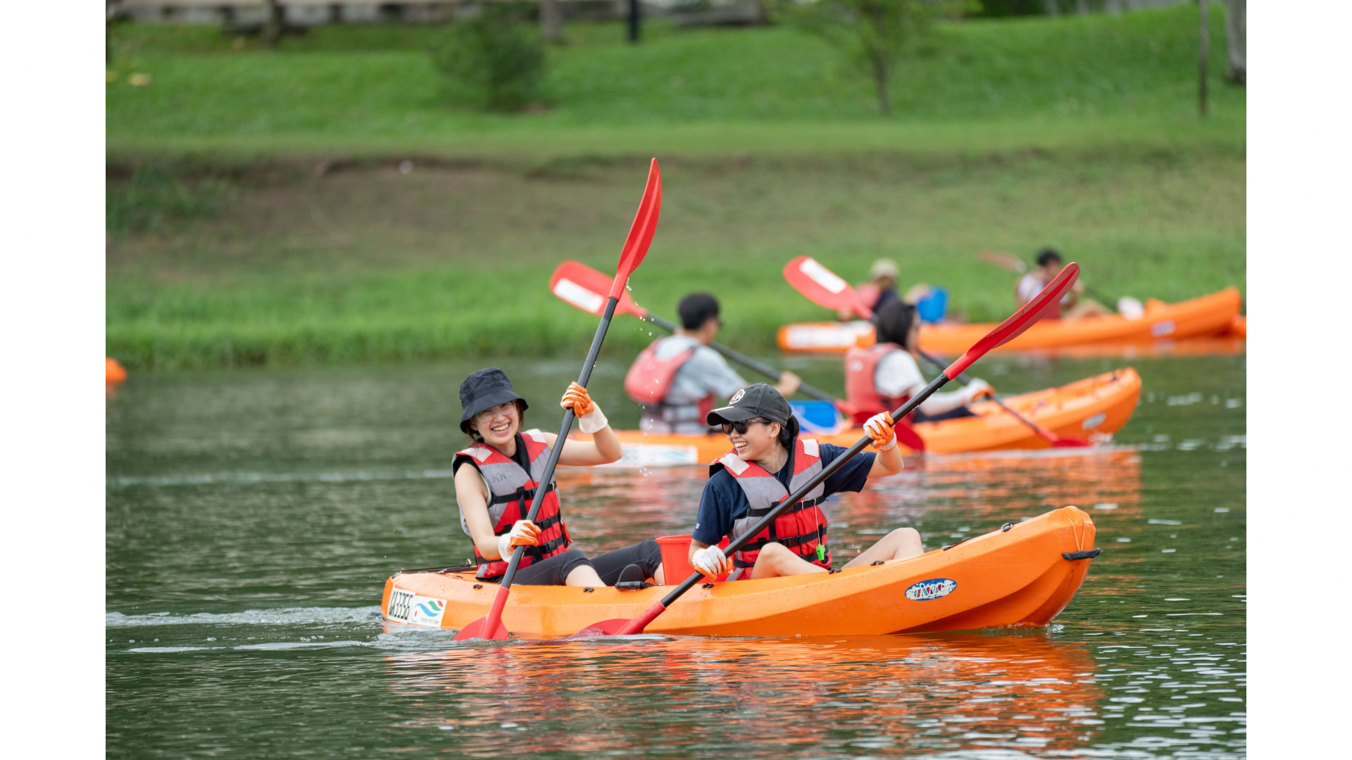 2 participants kayaking and picking up litter at Kallang River